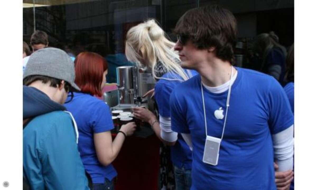 Seit 4:30 Uhr gibt es bereits Kaffee von Apple-Mitarbeitern für Wartende iPad2-Käufer. Apple stilisiert den Start zum Event hoch.