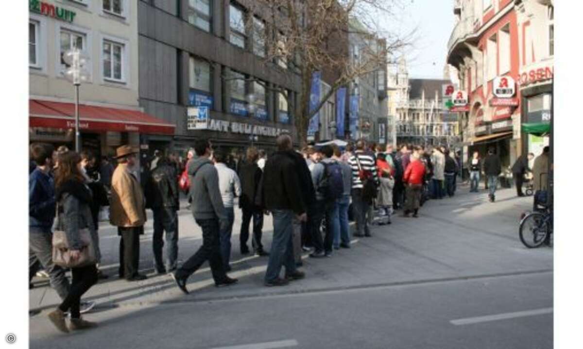 Eine halbe Stunde vor dem Verkaufsstart geht die Schlange die ganze Rosenstraße in der Münchener City entlang (und noch weiter). Die Leute hier stehen schon ca. 2 Stunden.