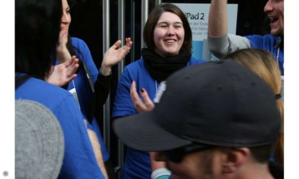 Künstliche Jubelstimmung: Die Store-Mitarbeiter singen und klatschen wie beim Rockkonzert. Langsam wird es peinlich ...