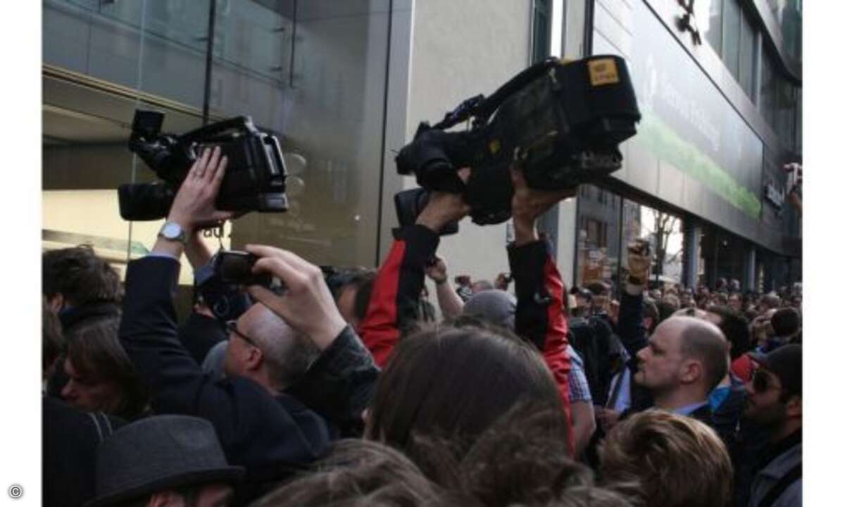 Der erschienene Pressetross hat Mühe vernünftige Bilder aufzunehmen (wie wir auch). Es herrscht ordentliches Gedränge.
