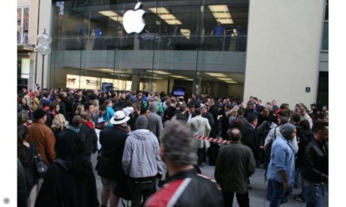 Eine viertel Stunde nach Verkaufsstart ist das Gedränge groß wie vorher. Die iPads tröpfeln nur aus dem Laden. Mancher wird wohl noch Stunden anstehen, bis er
