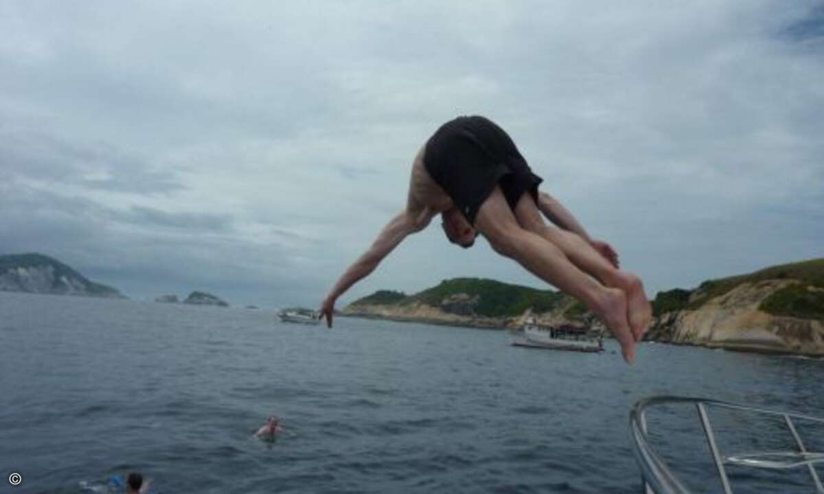 Steffen Thiel (Schindler Technik AG) springt in die Fluten beim Yachtboot-Ausflug
