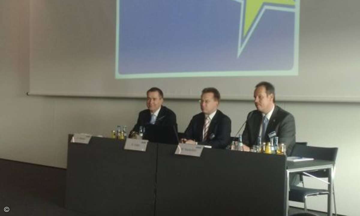 Euronics-Vorstandssprecher Benedict Kober (Mitte) mit Aufsichtsrats-Chef Dirk Wittmer
(links) und Finanz-Vorstand Michael Niederführ (rechts)
