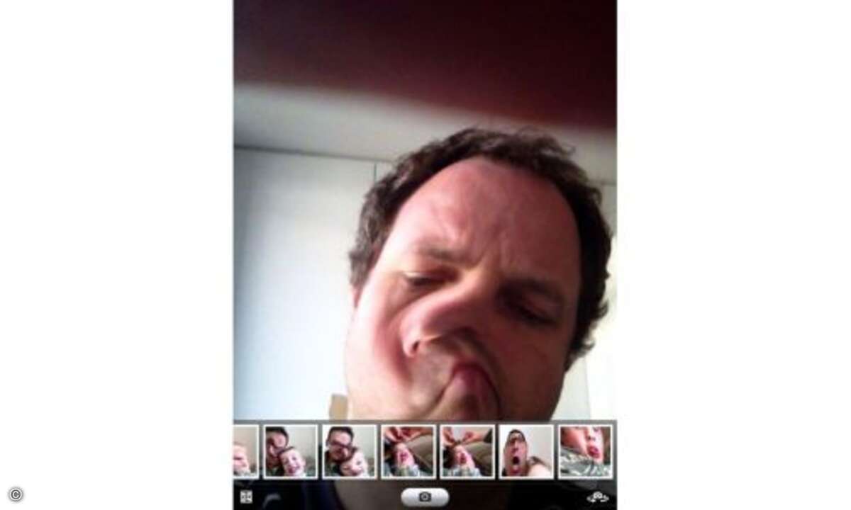Die integrierten Kameras über dem Display und auf der Rückseite lassen sich für Videotelefonate verwenden. Apple hat zudem für die von Mac-Rechnern bekannte Anwendung Photo Booth installiert.
