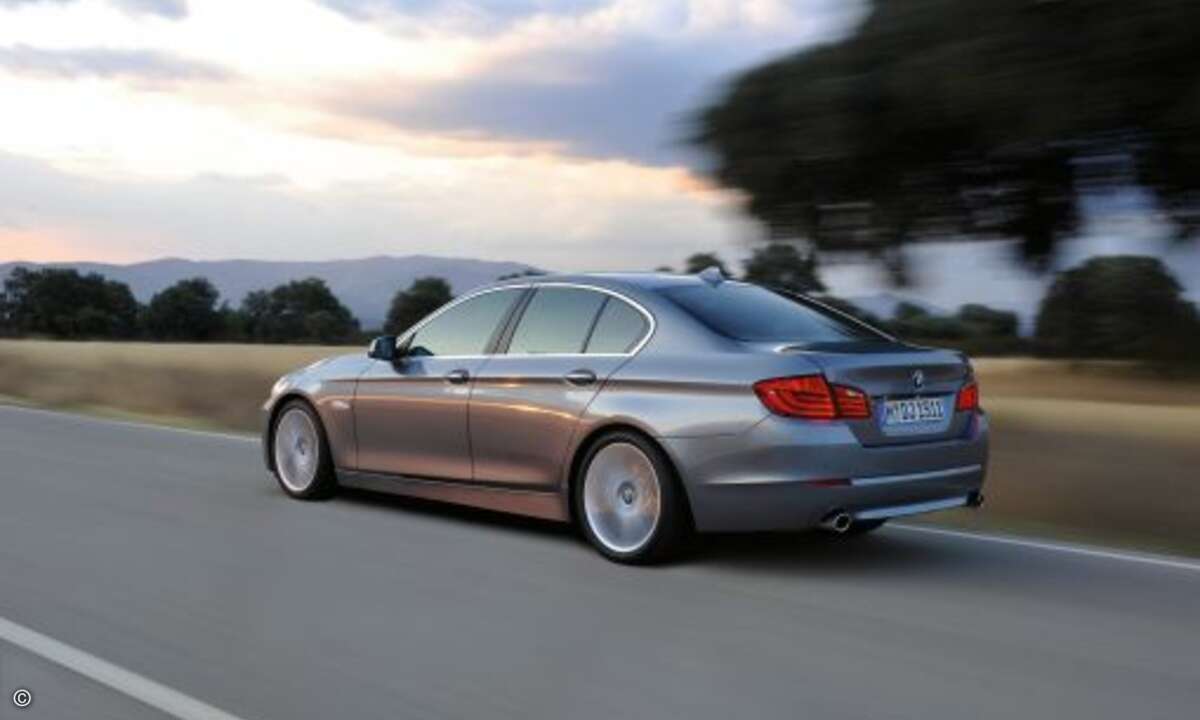 BMW 520d: BMW ist seit Jahren Vorreiter in Sachen Spartechnik. Integriert ist eine Start-Stopp-Automatik, Nebenaggregate wurden neu geordnet. Der 520d mit 135 kW/184 PS erreicht einen Normverbrauch von 4,9 Litern (129 g CO2). Grundpreis: 40.350 Euro.