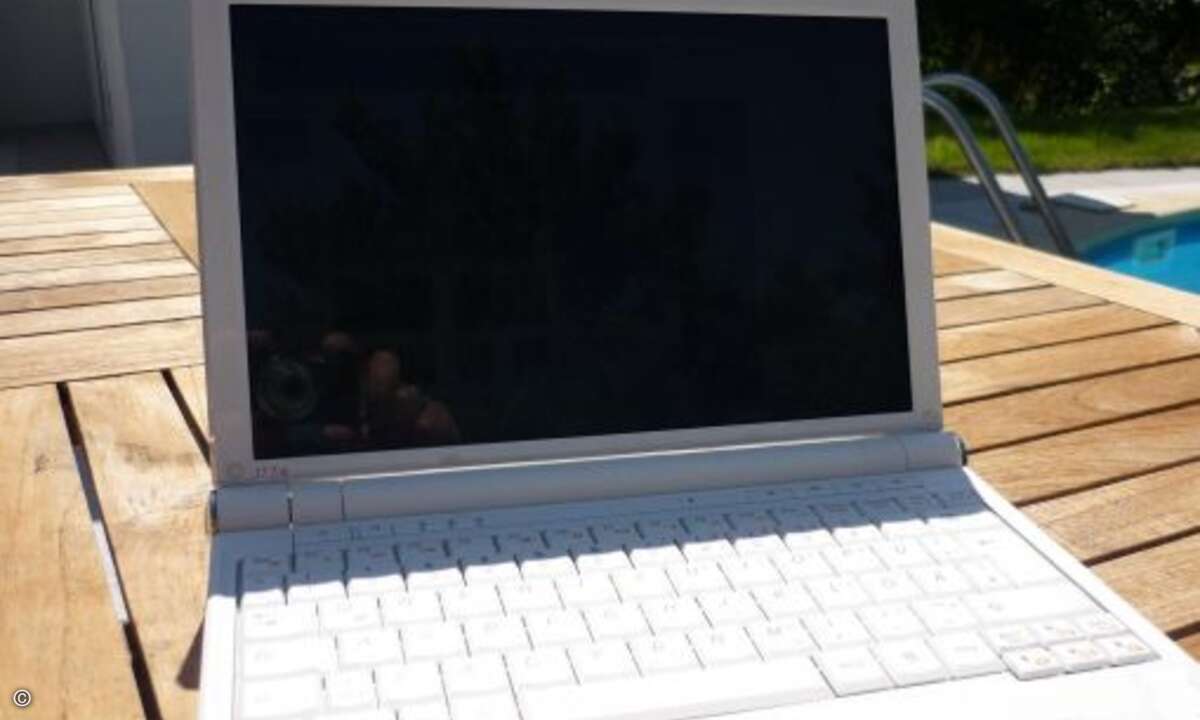 Mindestens ebenso gut funktioniert das Konzept jedoch bei Notebooks: Während ohne Sonnenschutz nichts mehr zu erkennen ist...
