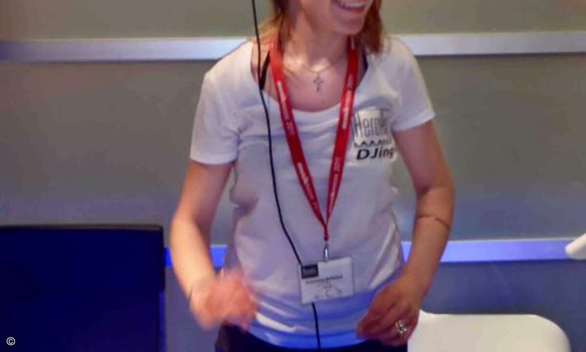 An vielen Ständen sorgten Frauen für den passenden Klang ...