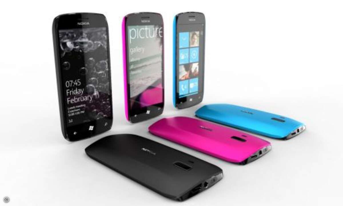 Kommt nicht vor Jahresende: Nokia-Smartphone mit Windows Phone 7 Betriebssystem - hier ein Prototyp in schwarzen, pinken und türkisfarbenen Gehäuse