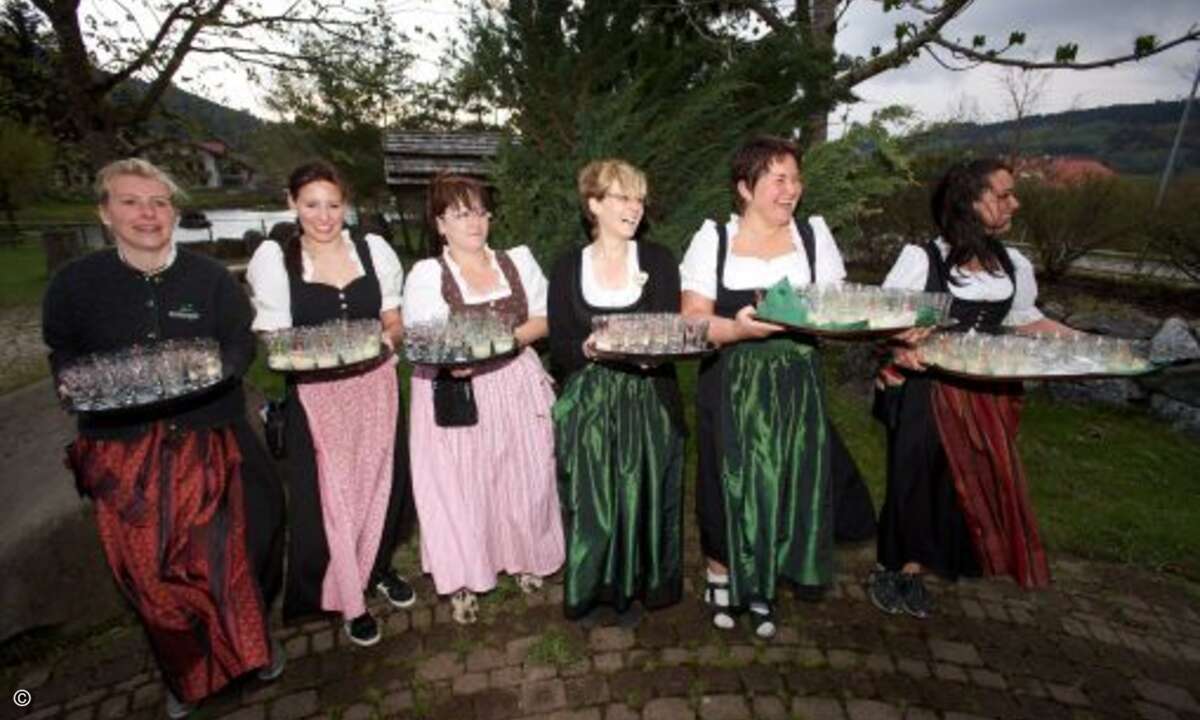 Wer kann denn da schon nein sagen: Beim Hüttenabend erwartete die Partner hochprozentiges