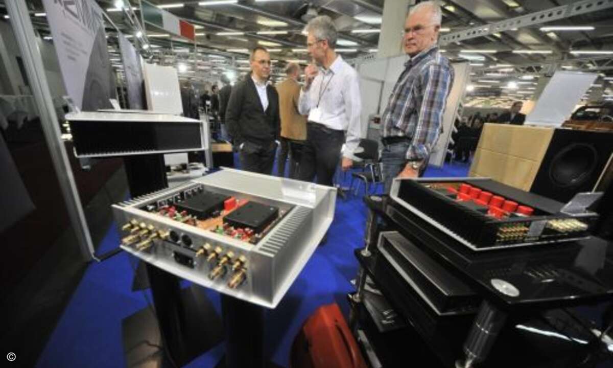 Batterien von Kondensatoren und massigen Alukühlkörper dominieren die Verstärkerszene. So soll eine absolut schwankungsfreie Spannungsversorgung und optimale Wärmeabfuhr sichergestellt sein.