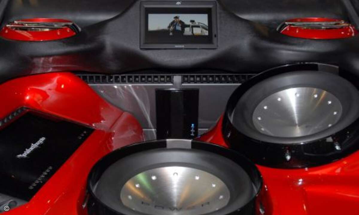 In die (Bass-)Röhre zu schauen ist eines der größten Vergnügen für die Auto-HiFi-Fans auf der Car & Sound.