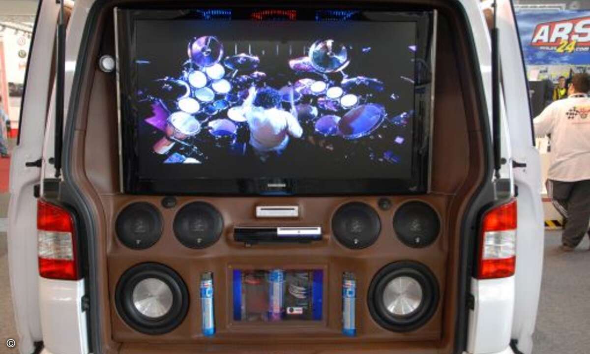 Quengelnde kinder auf der Urlaubsreise? kein Problem mit der richtigen Entertainment-Ausstattung im Familieneigenen VW-Bus.