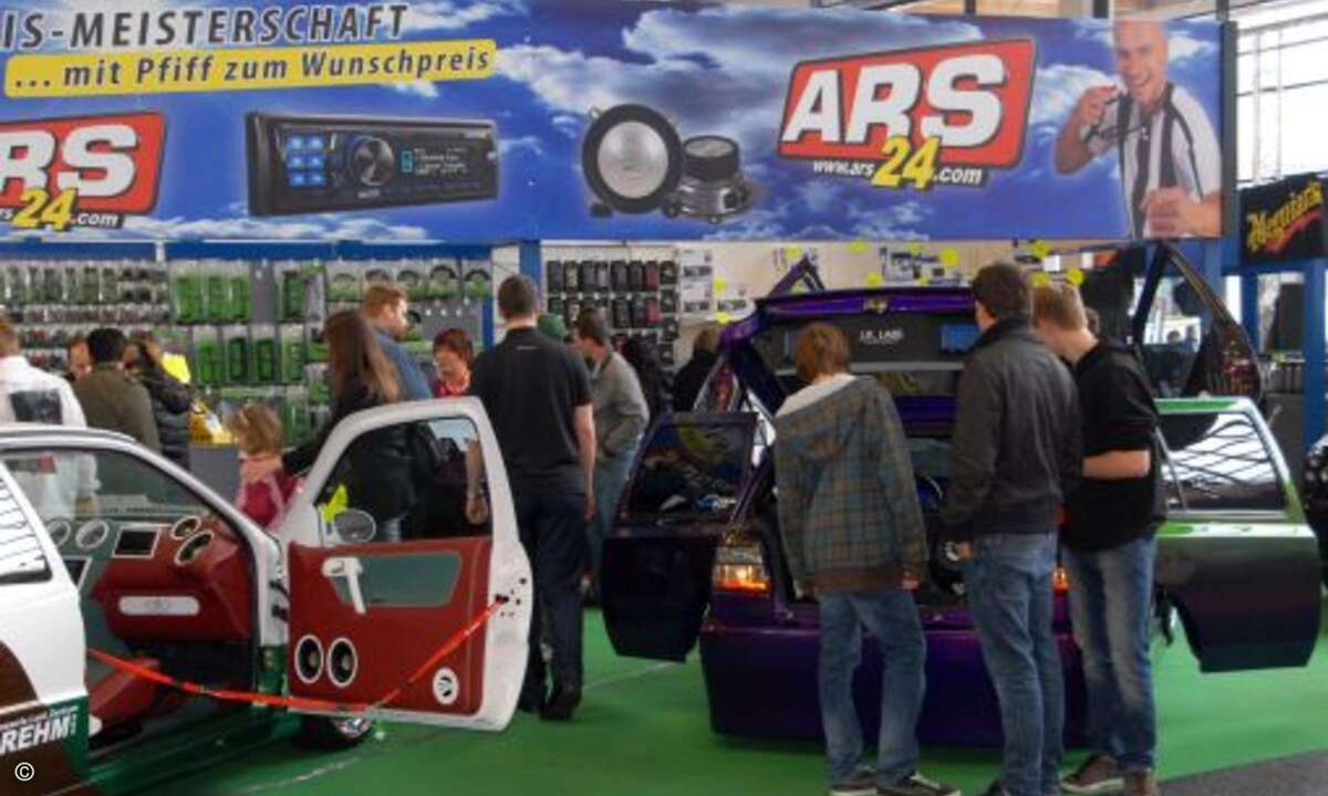 Dicht an Dicht drängen sich die Besucher um die besonders ausgefallenen Ausstellungsstücke.