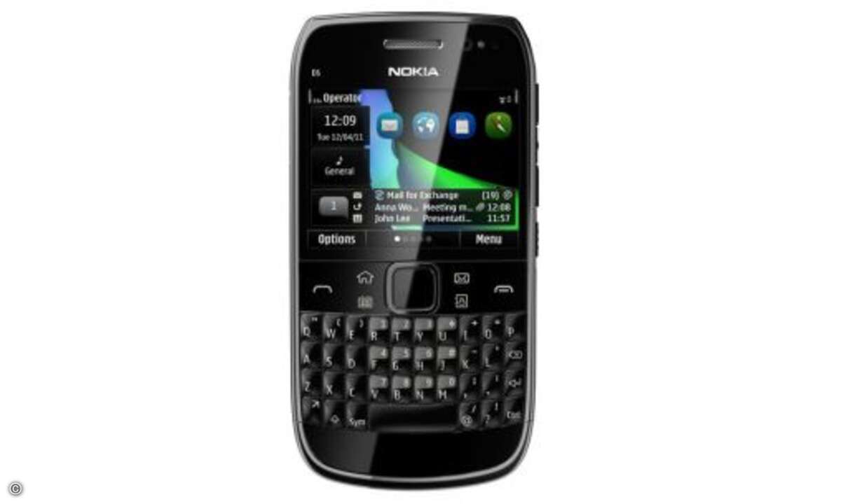 Nokia E6
Die neueste Weiterentwicklung des Erfolgsmodells E71 bietet neben der Schreibmaschinen-Tastutur auch eine Touchscreen mit brillanter VGA-Auflösung. Nokia gibt die Preisempfehlung für das E6 mit 449 Euro an, der Marktstart ist noch für das