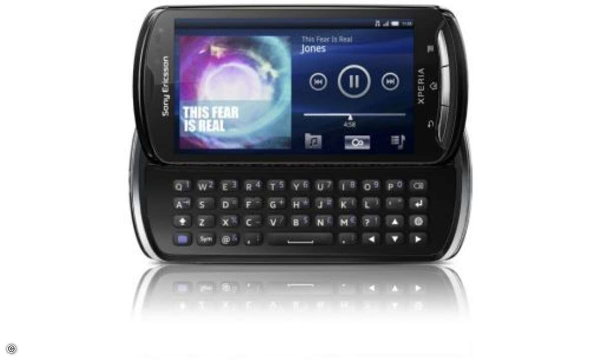 Sony Ericsson Xperia Pro
Das Sony Ericsson Xperia Pro zeichnet sich durch seine ausziehbare Volltastatur aus. Android kommt in der Version 2.3 zum Einsatz, der Bildschirm hat eine Diagonale von 3,7 Zoll. Auch hier wurde die Auslieferung auf das