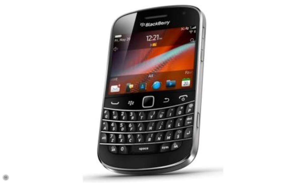 RIM Blackberry Bold 9900
Der neue Bold 9900 im klassischen Blackberry-Design bietet neben der Tastatur auch einen Touchscreen, der mit 640 x 480 Pixel brillant auflösut. Ein 1,2-GH-Prozessor sorgt für flüssige Bedienung, ein verbesserter Browser s