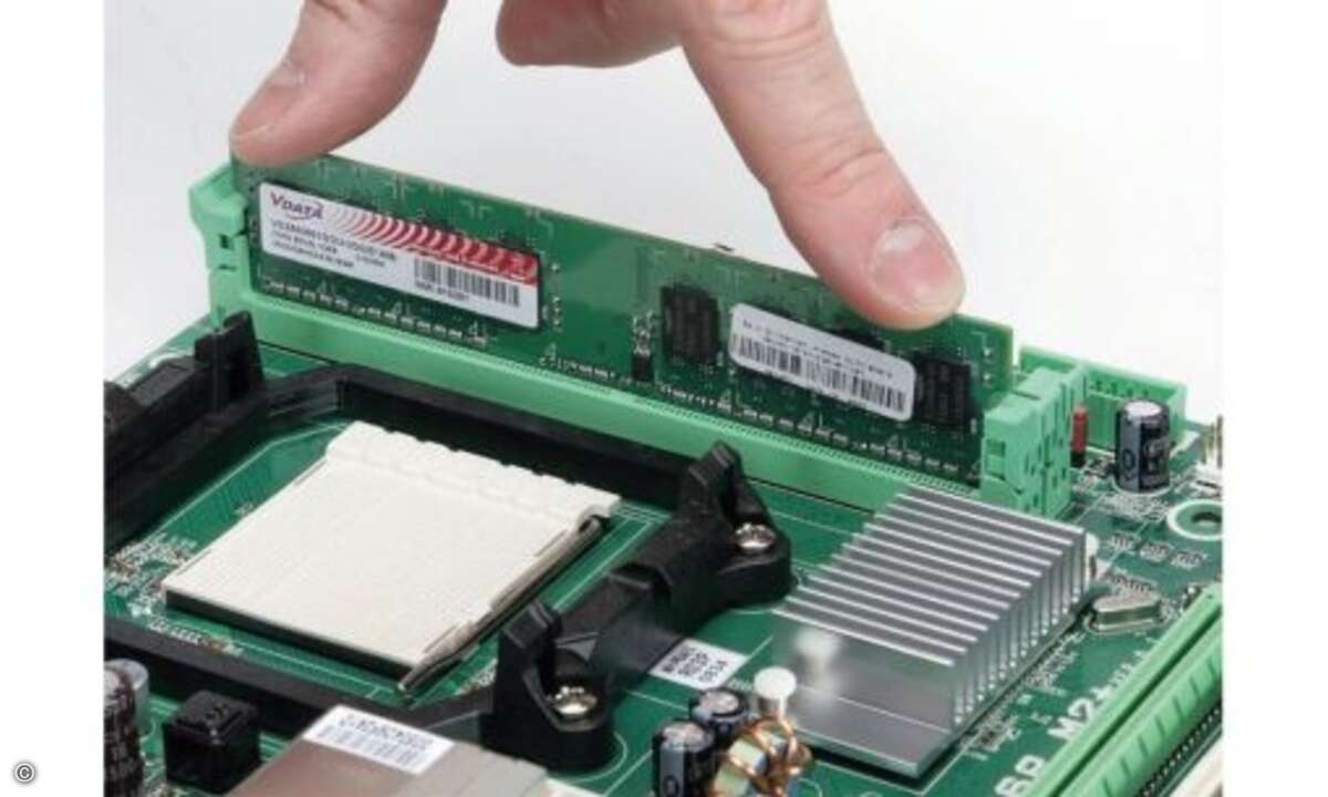Kleine Häkchen an PC-Mainboard (links) und Metallhäkchen im Notebook (rechts) halten das RAM fest im Speicherslot.

Arbeitsspeicher richtig einbauen

Der Einbau des neuen Speichers ist schnell gemacht und relativ unproblematisch. Wo in Ihrem PC o