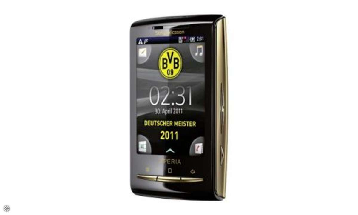 Der Vorgänger: Zum Abschied gibt es bei The Phone House (TPH) noch eine BVB-Meister-Edition des X 10 Mini in Schwarz und Gold.
Deutlich ist zu erkennen, dass die Tasten bei den neuen Modellen versetzt wurden.