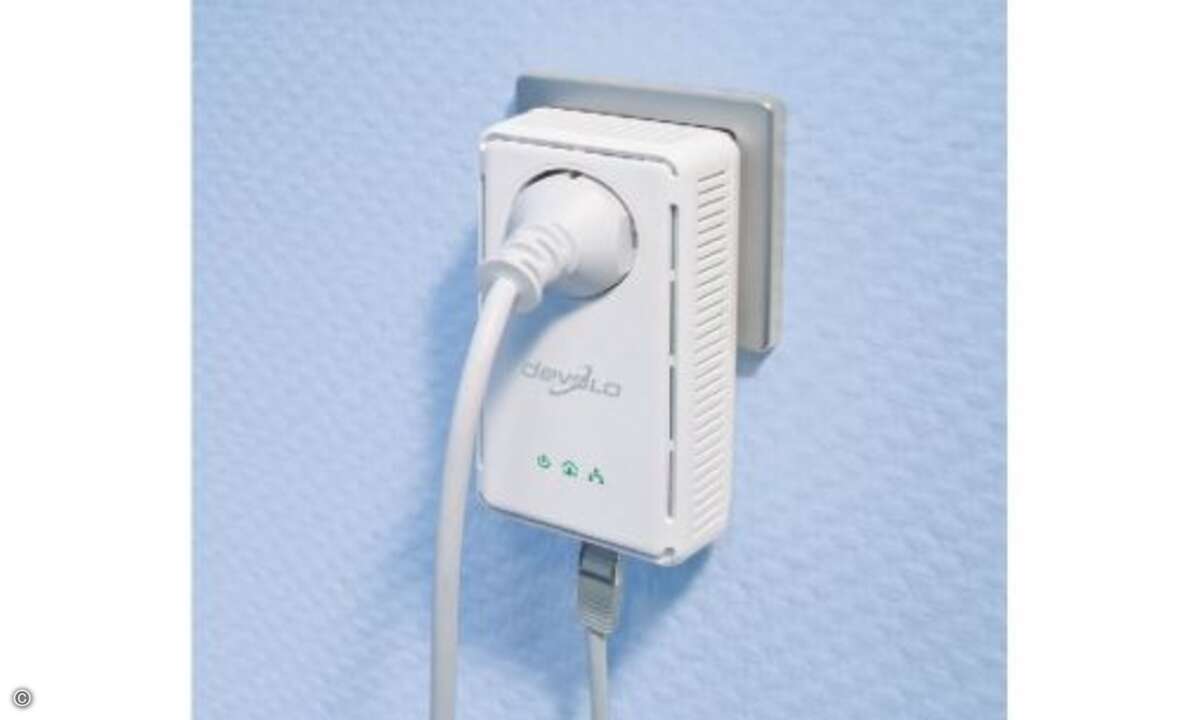 Nutzen Sie die Powerline-Adapter in einer Steckdose! In einer Steckerleiste kann sich die Übertragungsrate erheblich reduzieren.
Schritt 1: Den ersten stecken Sie nahe dem Router in die Steckdose, den zweiten in die Nähe des Geräts, das Sie vernet