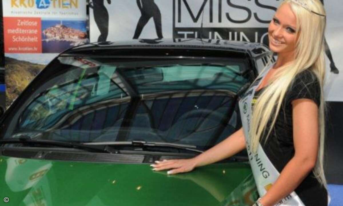 Die neue Miss Tuning kann sich über einen Dienstwagen aus dem Hause Skoda und eine Pizza-Flatrate freuen.