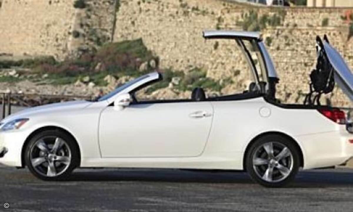 Da schert man gerne mal aus dem Alltag aus: das Lexus IS 250 Cabrio.
(Herstellerfoto)