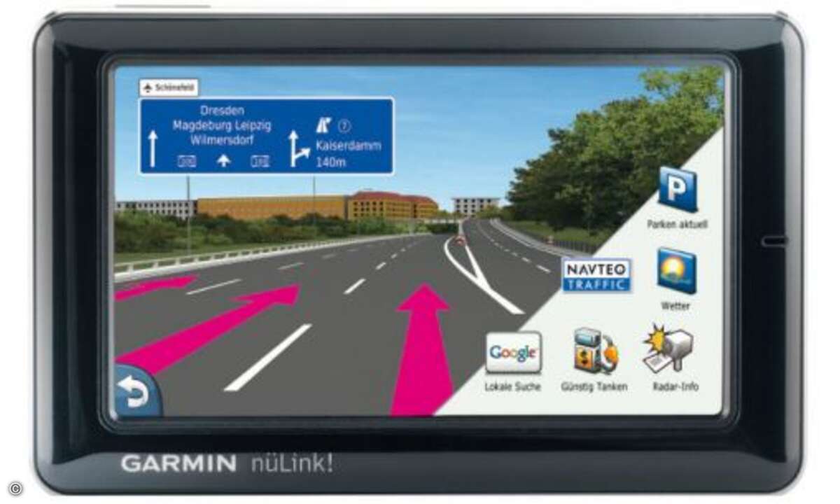 Das 299 Euro teure Garmin Nülink 1695 stellt so gut wie alles dar, was Garmin ausmacht: Die massige, stabile Verarbeitung, die einfache Bedienung mittels klarer Icons und die vielen Funktionen machen das Navi zu einem hervorragenden täglichen Begleit