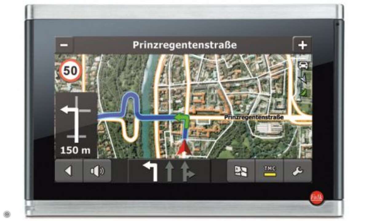 Als einziges Navigationssystem in der Topklasse um 300 Euro hat das Falk Vision 700 keine Onlineanbindung. Für aktuelle Staumeldungen sorgt dagegen der Navteq-Traffic-Dienst TMC-Pro über einen UKW-Empfänger. An Highlights hat das Vision 700 dafür Sat