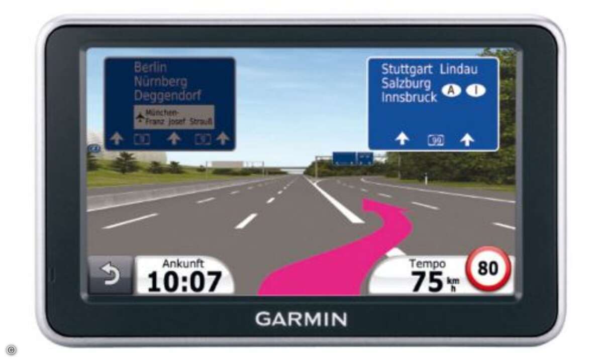 In der Mittelklasse kommt es nicht auf besondere Leistungen im Detail an, sondern auf Konstanz. Und hier schneidet das Nüvi 2360LT am besten ab. Es hat eine Bluetooth-Freisprechanlage integriert, kann auch im Hochkantmodus betrieben werden und um die