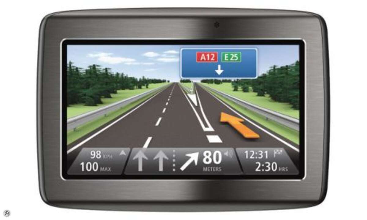Tomtoms Via ersetzt die bisherige XL-Linie und ist das einzige Navi in der Mittelklasse, das auf Wunsch auch mit einem Live-Dienst zu haben ist – als Via Live für 199 Euro. Aber schon die preisgleiche Version 120 Europe Traffic kann dank Sprachsteuer