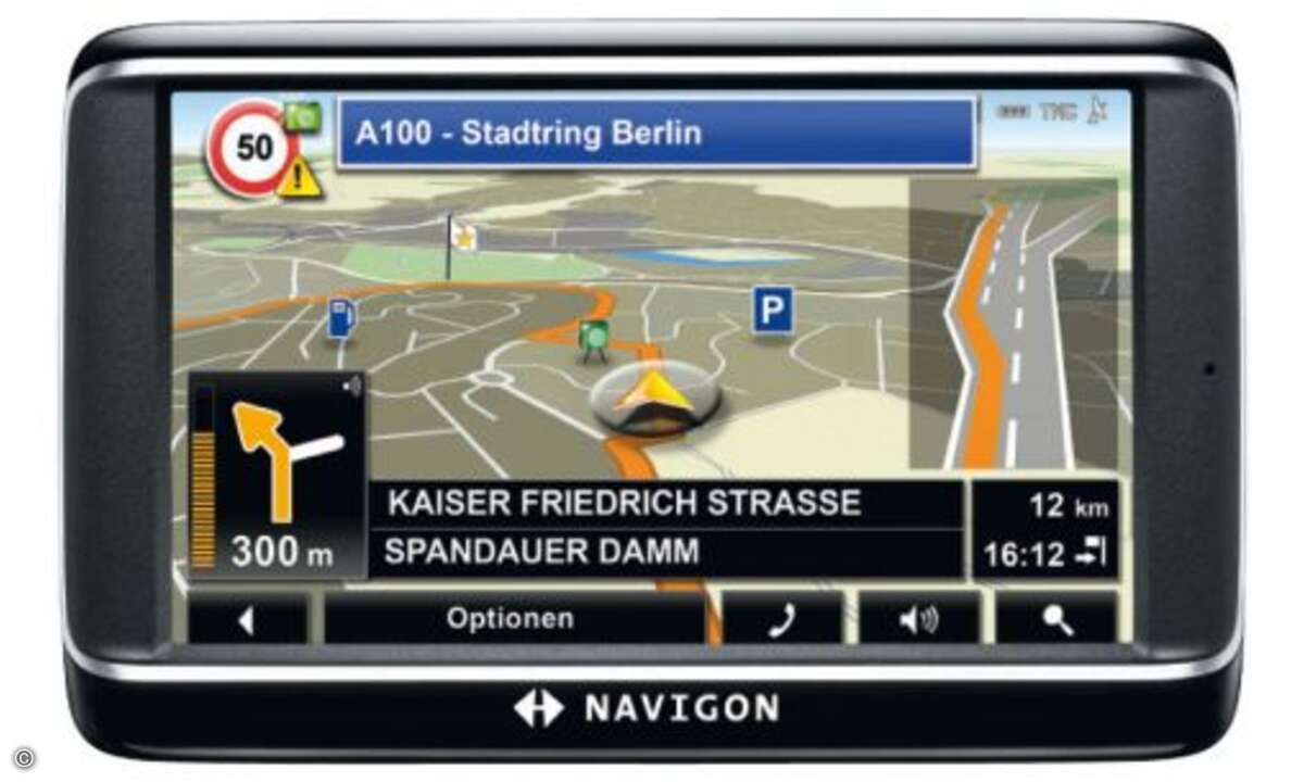 Das Navigon 40 Premium ist mit 179 Euro ein preiswerter Vertreter der Mittelklasse, muss sich aber vor allem bei der Ausstattung nicht verstecken – mehr Funktionen als Navigon hat kaum einer der Konkurrenten, allerdings ist nur Standard-TMC in der Gr