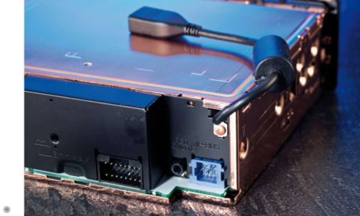 Alles da für Dreiwege-Vollaktiv:

Für den Klangjünger noch interessanter als all die Erweiterungsmöglichkeiten sind allerdings die harten HiFi-Qualitäten. Und von denen bietet das neue 99er mehr als genug: Angefangen auf der Geräterückseite findet