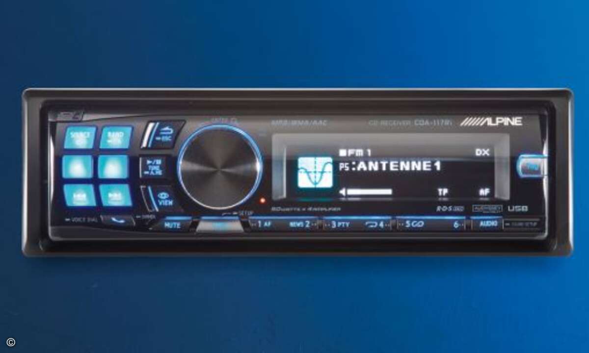 Das CD-Laufwerk des neuen Radios liest außer gewöhnlichen Audio-CDs auch Selbstgebranntes von CD-R und CD-RW; MP3s, WMAs und AACs sind ebenfalls kein Problem. Das Alpine verwandelt den Digitalstream vor der Ausgabe via Cinch mit einem 24-Bit-Chip von