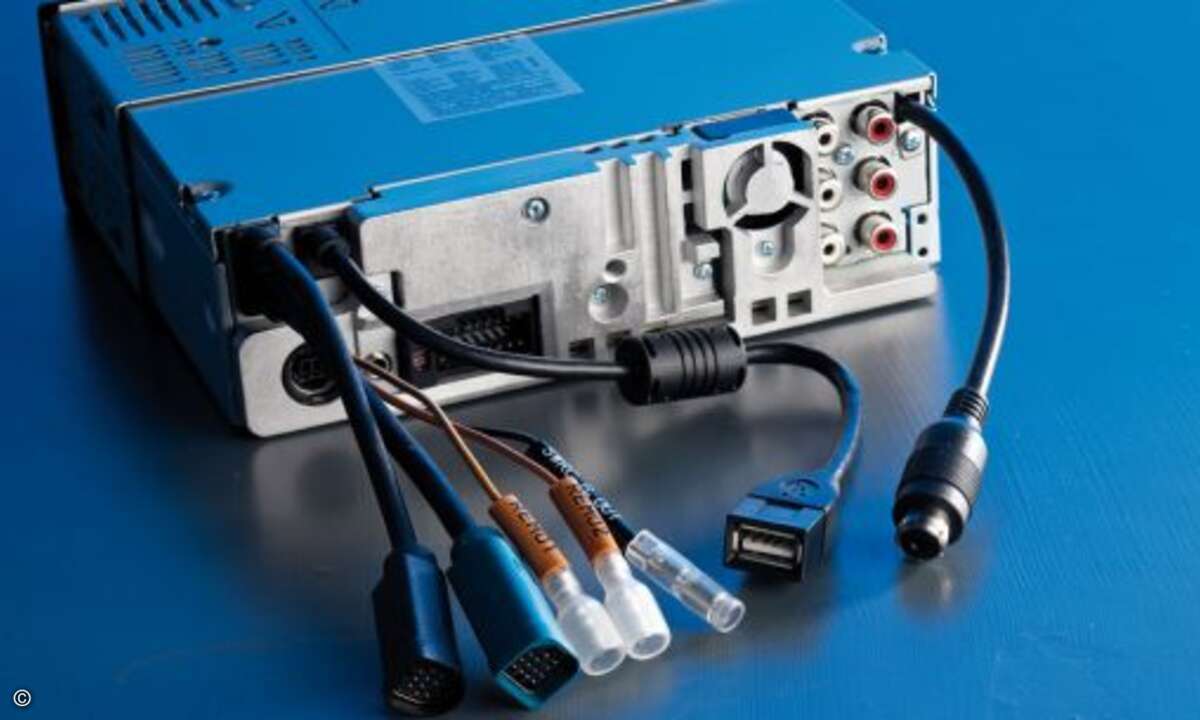 Zukunftsmusik:
Apropos Tag: Wer sich das Alpine ansieht, entdeckt auf der rechten Seite eine silberfarbene Taste, auf der das Wörtchen „Tag“ steht. Hierbei handelt es sich um eine Funktion für iPod- und iPhone-User: Hört man ein Lied im Radio, das