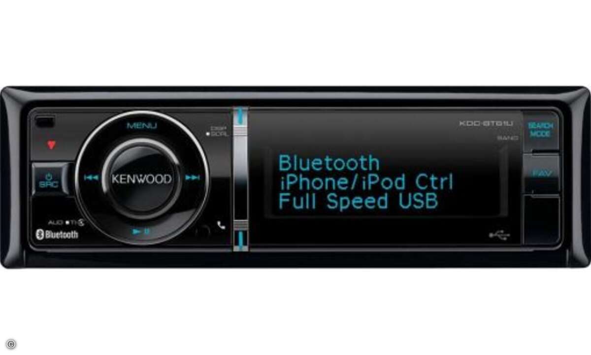 Wer jetzt aber einen attraktiven Blender fürchtet, der kann aufatmen: Auch in Sachen Ausstattung lässt das KDC-BT61U so einige Radios hinter sich. Je zehn Farben hält das Kenwood für sein Display und die geschickt in das Gehäuse integrierten Tasten b