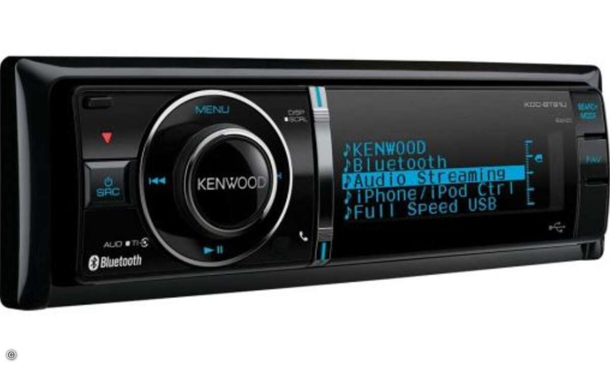 Von der Echo- und Rauschunterdrückung bis hin zur Mikrofonlautstärke kann der User mit dem griffigen Drehrad alles einstellen. Da wundert es kaum, dass das Kenwood KDC-BT61U auch unterwegs eine gute Figur machte: kräftig, begleitet von nur einem leic