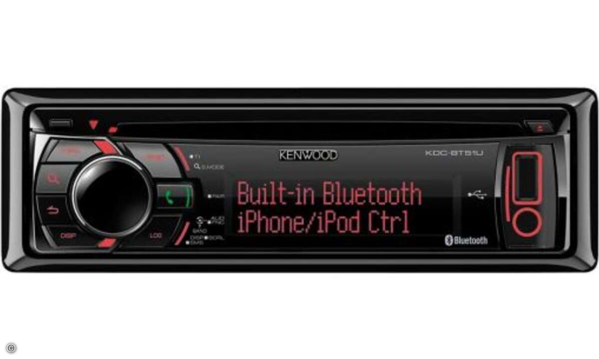An Stationstasten scheiden sich die Geister. Manche halten sie für überflüssig und gestrig, andere legen Wert auf sie. Das Kenwood KDC-BT51U (200 Euro) verzichtet zugunsten einer menübasierten Anwahl auf diese Extratasten und spendiert dem Musikf