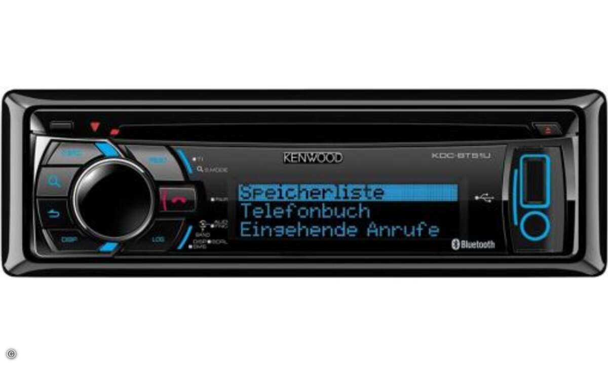 Die Verarbeitung ist wie von Kenwood gewohnt top. Das Display lässt sich gut ablesen, auch wenn bei einem niedrigen Einbauplatz die oberste Zeile nicht mehr ganz erkennbar ist – das Display sitzt ziemlich tief hinter der Abdeckung. Da hier der Top-Tu