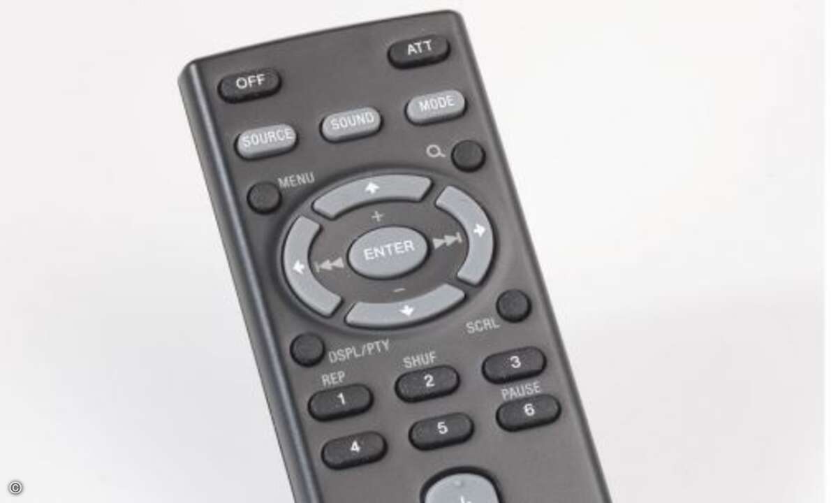 An der Aux-In-Buchse oder per A2DP und Bluetooth lassen sich auch Klänge vom Handy einspeisen. Die gut funktionierende Bluetooth-Freisprechanlage, Hoch- und Tiefpassfilter, zwei Vorverstärker-Ausgänge sowie die wahlweise blaue oder rote Tastaturbeleu