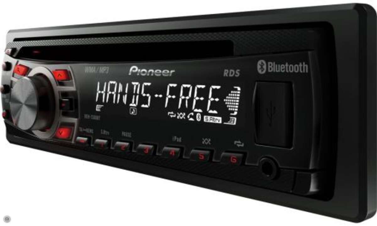 Obwohl sich das Pioneer DEH-7300BT (160 Euro) äußerlich kaum von seinen günstigeren Markenkollegen unterscheidet, lassen sich an ihm schnell einige spannende Details entdecken. Äußerlich ist das Autoradio logischerweise im Design des Jahrgangs 2011