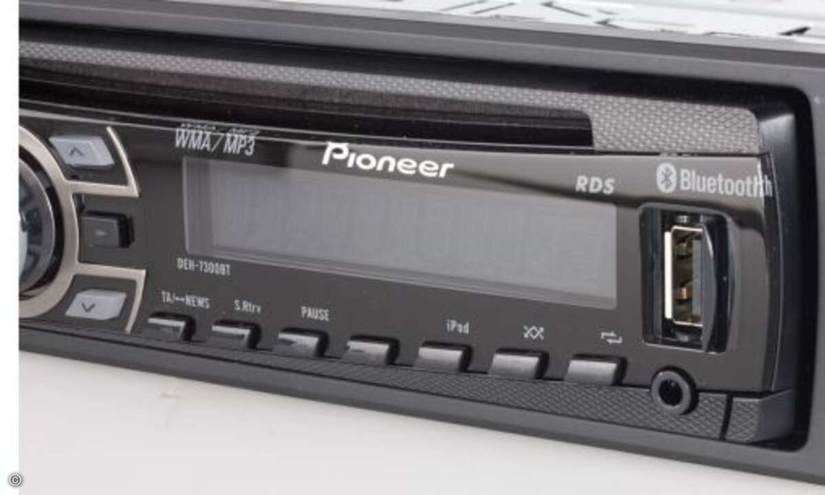 Wer will, kann die Musik per Fünffach-Equalizer noch an seine Hörgewohnheiten anpassen. Fürs Telefonieren sind solche Feinjustierungen zwar nicht notwendig, doch dank Bluetooth-Freisprechanlage entfällt das Herumfingern am Mobiltelefon – und die Spra