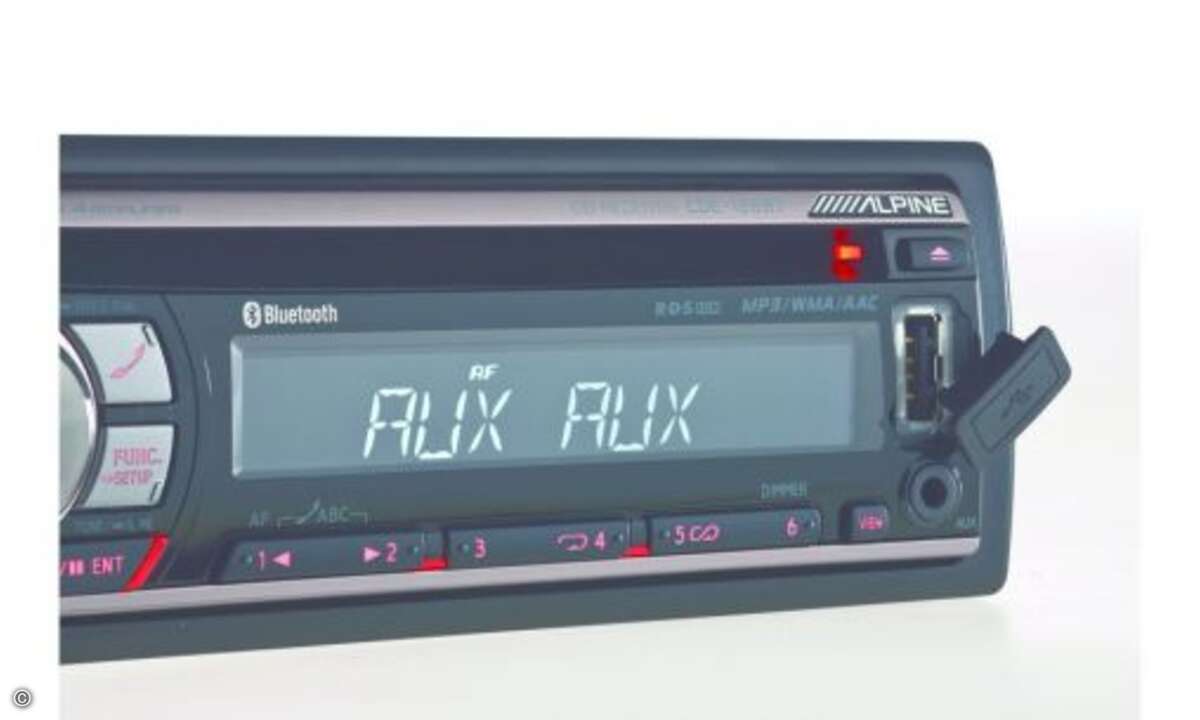 Die Japaner setzen auf ihre bekannte Optik, gepaart mit haptischer Güte. Das japanische Radio macht einen hochwertigen Eindruck, besitzt griffige Bedienelemente und ausgearbeitete Feinheiten. Da wären beispielsweise kleine, aber mit den Fingerspitzen