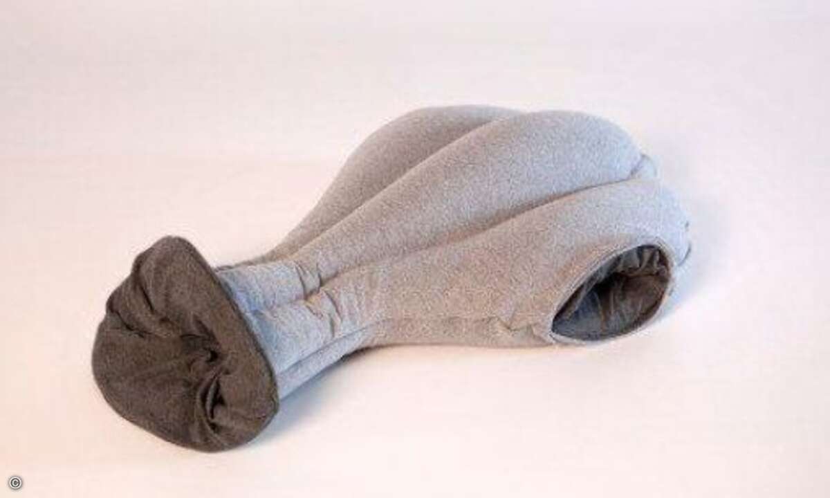 Hände und Kopf einhüllen, um so angenehm von Außengeräuschen abgeschirmt eine kleine Auszeit zu nehmen.
Gesehen bei: www.studio-kg.com/ostrich/