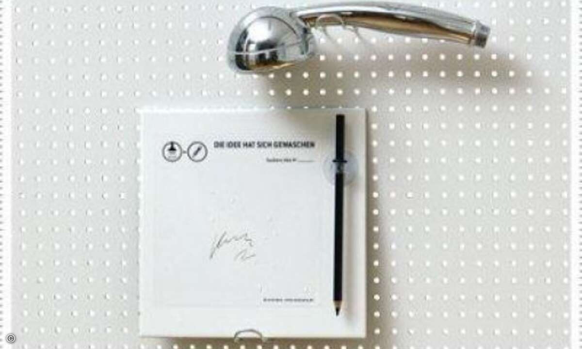 Kommt ohne Technik aus: Das Utensil für alle, die unter der Dusche die besten Ideen fürs Business haben. Die Duschnotiz, ein Set aus Stift und Folie, lässt sich unter fließendem Wasser nutzen. Gesehen bei: www.erfinderladen-berlin.de