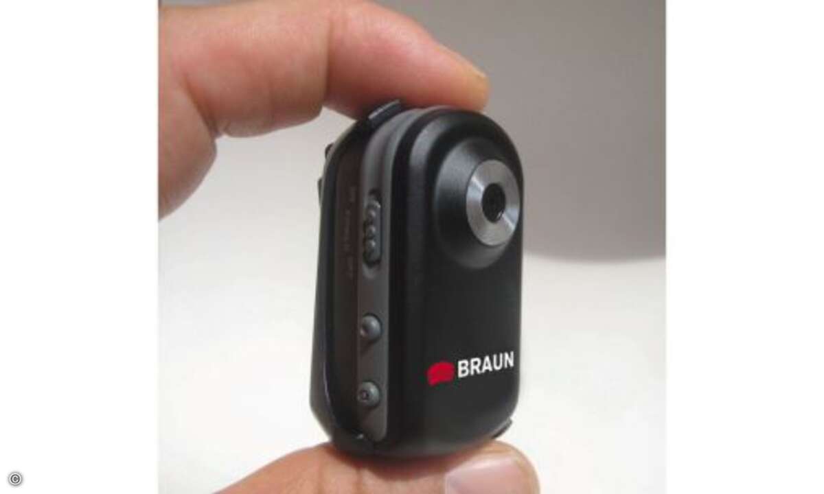 Für Sportler: Braun MiniActionDV Kamera

Ideal für unterwegs: Die Braun MiniActionDV ist eine nur 5 x 2 x 2,9 cm ultra-kleine Mini-Kamera, die dank ihrer geringen Maße von jeder Hand bequem umfasst werden kann und in jeder noch so kleinen Tasche ih