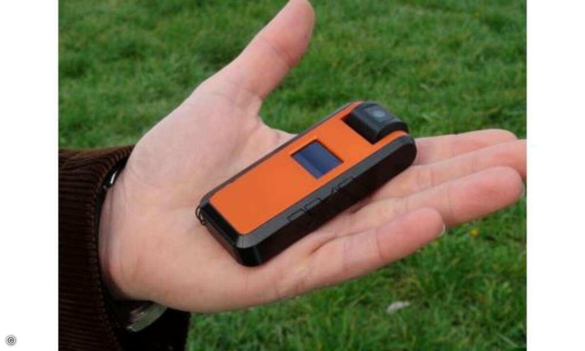 Für Überflieger: die FlyCamOne HD

Über den Wolken, unter Wasser, am Arm oder im Auto - die FlyCamOne HD sorgt in jeder Situation für hochauflösende Aufnahmen.

Doch Mini-Cam von ACME eignet sich nicht nur als Sportkamera, sondern bietet auch Lie