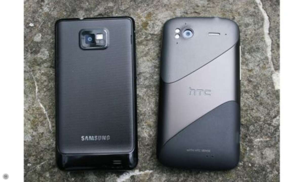 Samsung Galaxy S2 vs HTC Sensation
Die Rückseite ist teils aus Kunststoff, teils aus Aluminium gefertigt. Die Kamera kommt mit zwei LEDs als Blitzersatz.