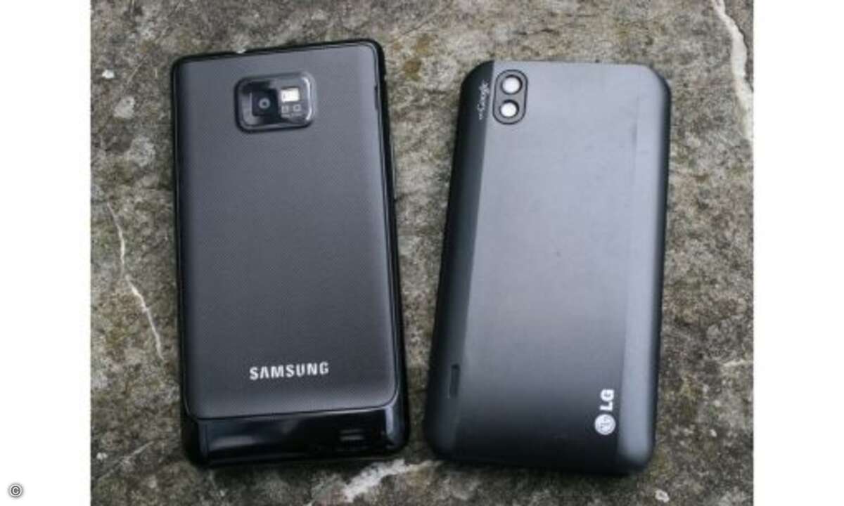 Samsung Galaxy S2 vs LG Optimus Black
Das Kunststoffgehäuse ist ähnlich schlank wie das des Galaxy S2 und wirkt noch etwas billiger.