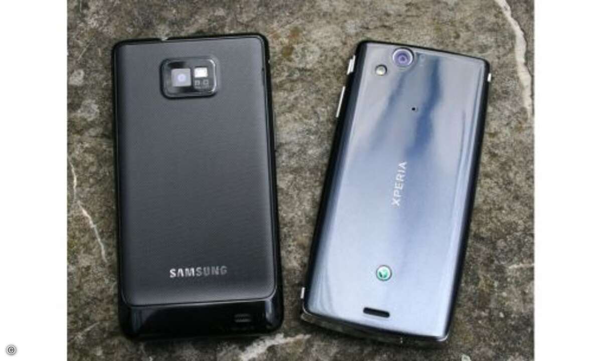 Samsung Galaxy S2 vs Sony Ericsson Arc
Sony Ericsson hat eine besonders lichtempfindliche Kamera verbaut. Das sich zur Mitte verschlankende Gehäuse ist wie beim Galaxy S2 aus Kunststoff gefertigt.