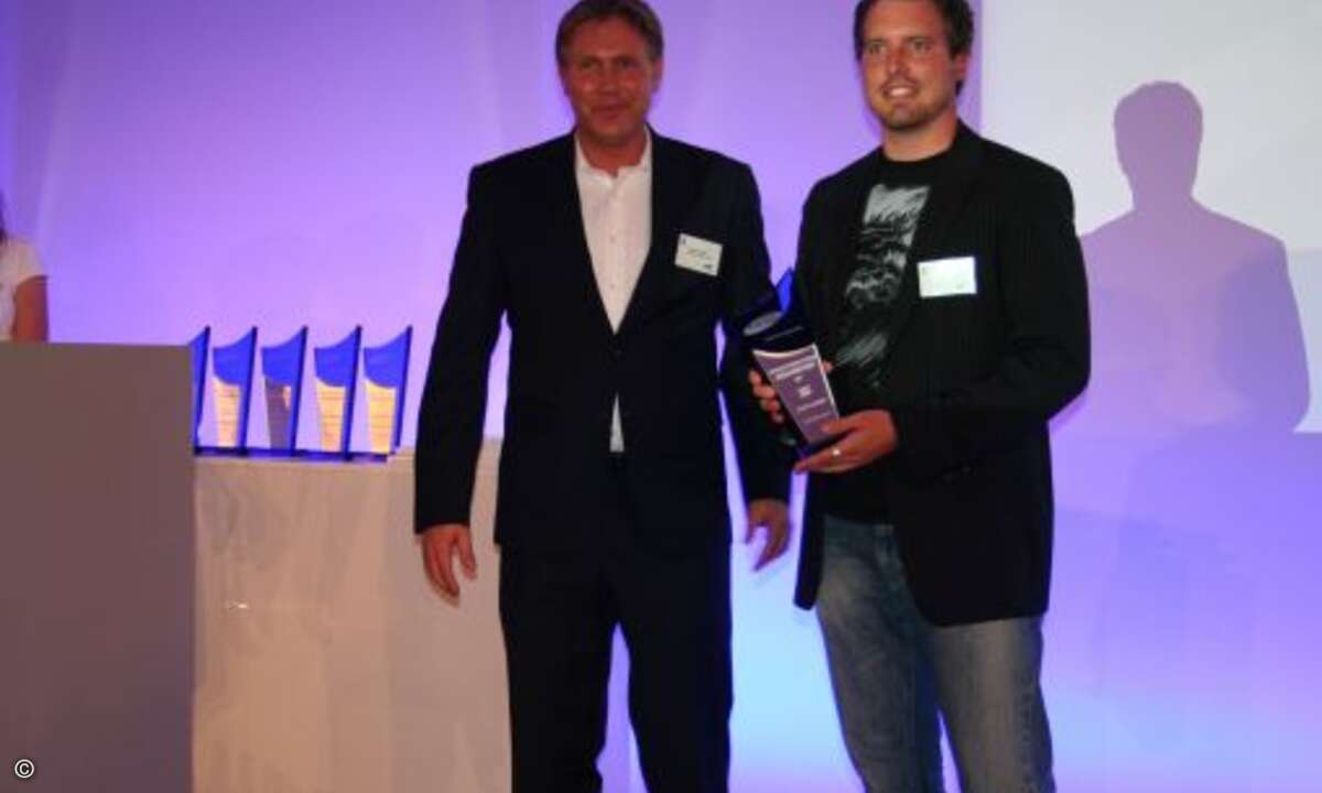 Als bester Etailer wurde Amazon ausgezeichnet. Andreas Seidler überreichte den Preis an Felix Gassmann