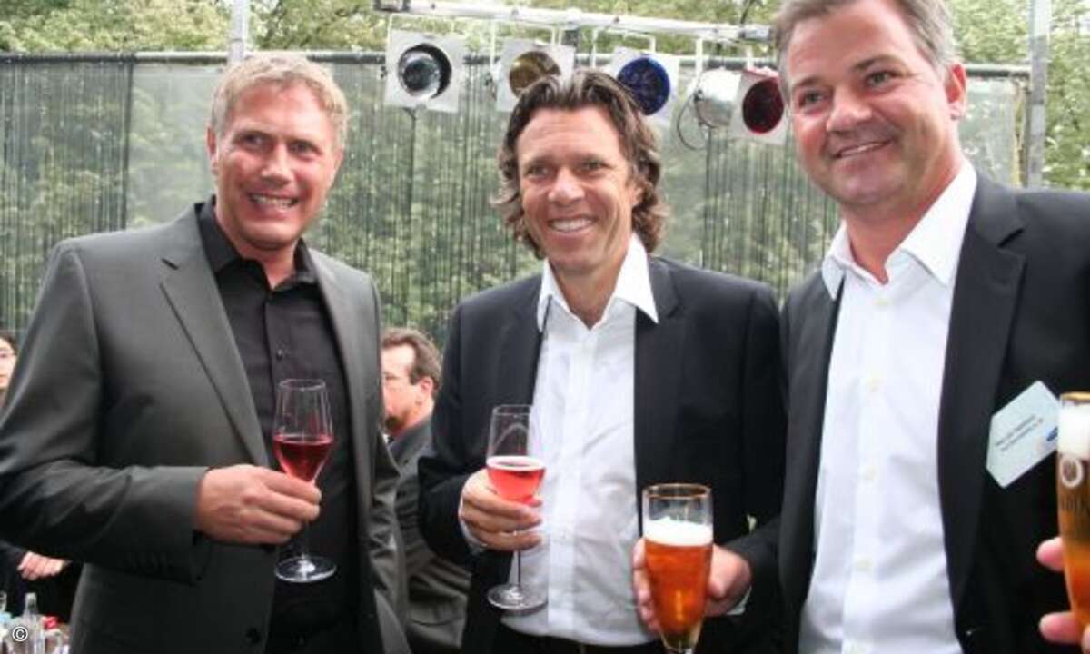 Fachsimpeln mit dem Profi: Andreas Seidler mit Schiri-Legende Urs Meier und Druckerlegende Marcus Hammann von Tech Data